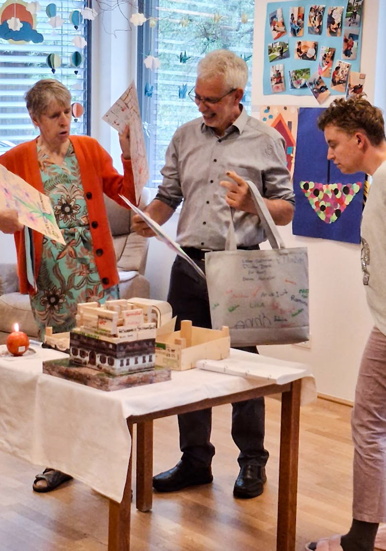 Geschenkübergabe Bewohnerinnen